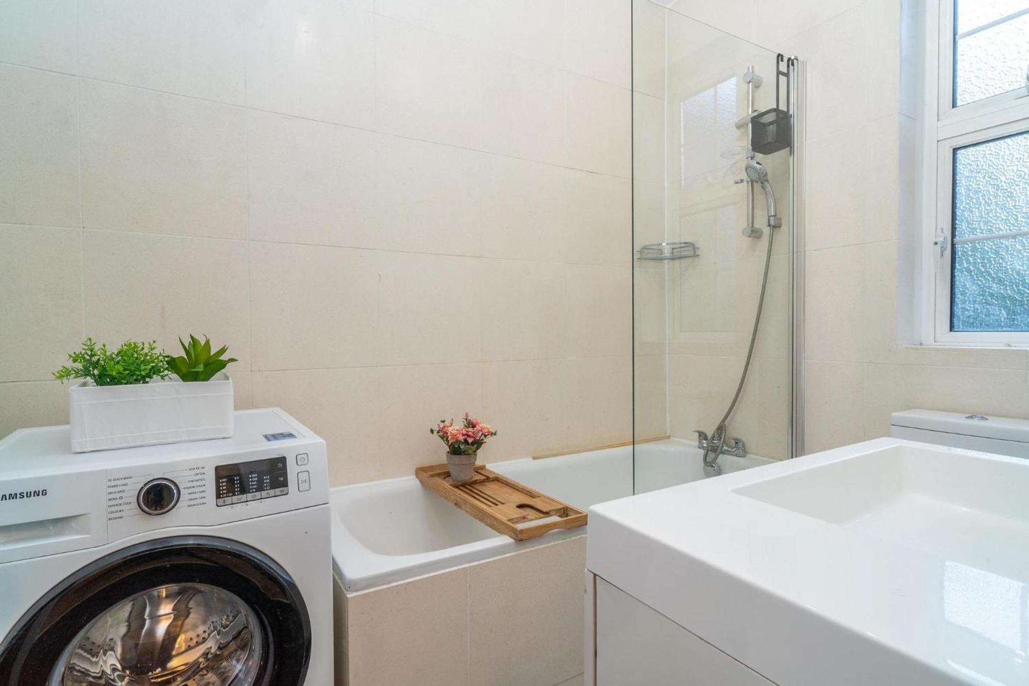Location! 2 Bed/2Bath - Pro Host Leilighet London Eksteriør bilde