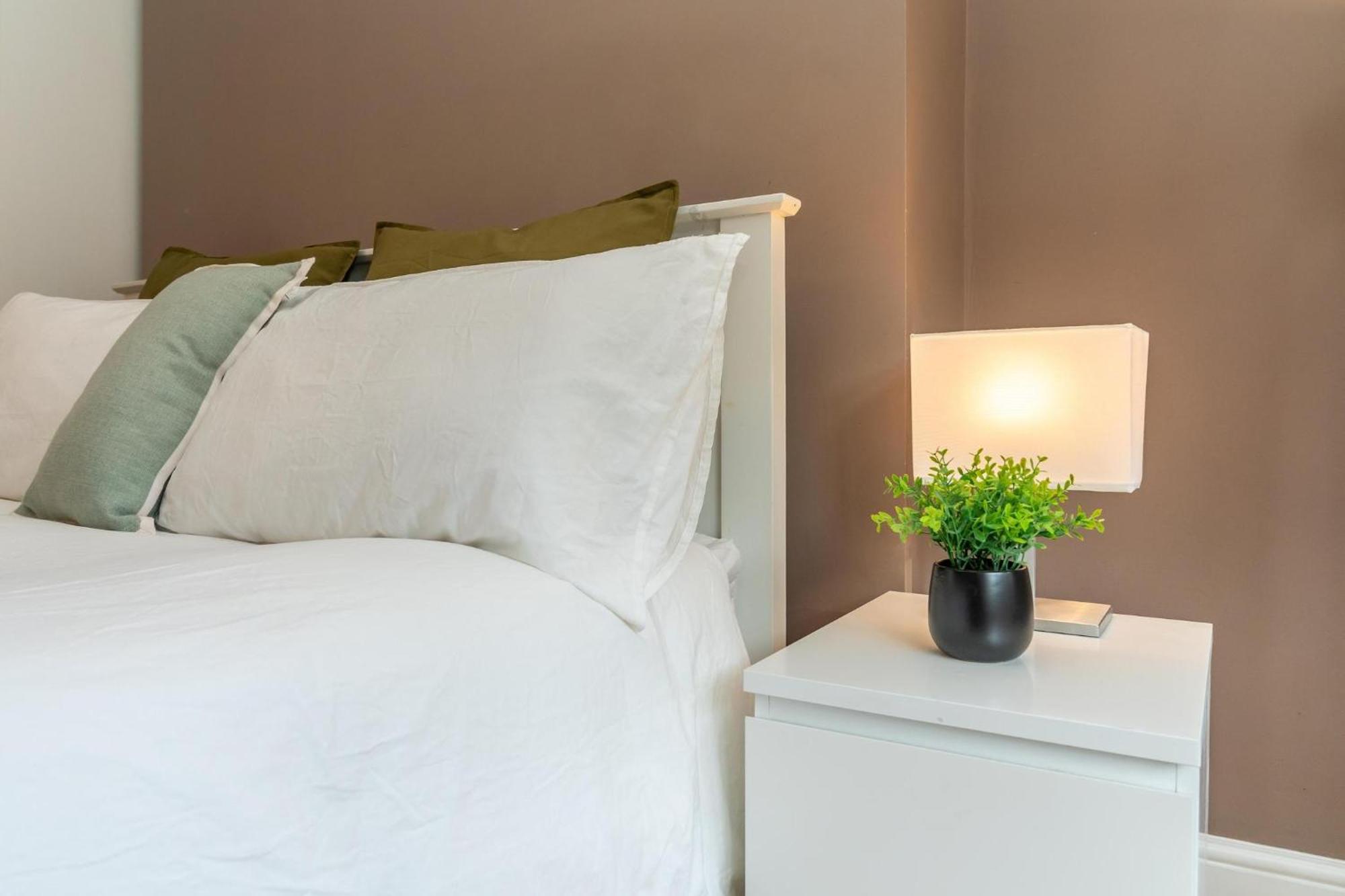 Location! 2 Bed/2Bath - Pro Host Leilighet London Eksteriør bilde